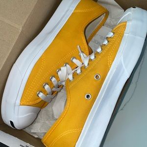 Gold Converse, Women’s size 10, barely worn in great condition!